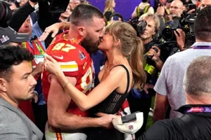 Breaking news: Taylor Swift and Travis Kelce kiss in front of her parents in intimate celebration after Chiefs win