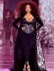 BREAKING NEWS:Tyra Banks walked the Victoria's Secret Fashion Show runway nearly 20 years after modeling retirement